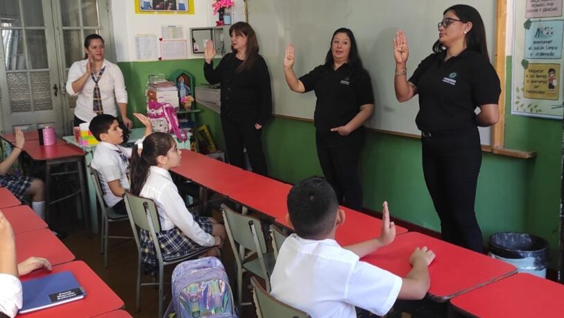 Brindan charlas sobre la Lengua de Señas Argentina en escuelas de Posadas