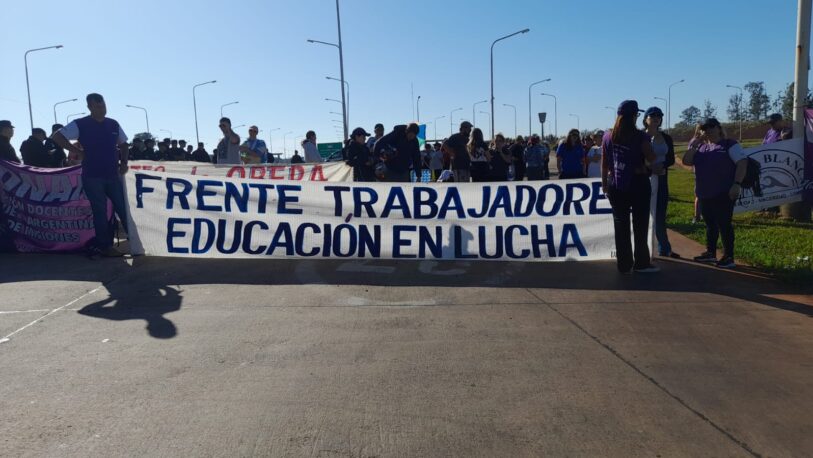 Docentes llevaron su protesta frente a la aduana paralela en San José