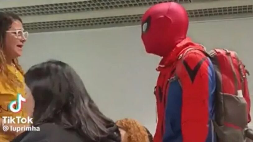 Fue a la facultad disfrazado de Spiderman: la reacción de la profesora