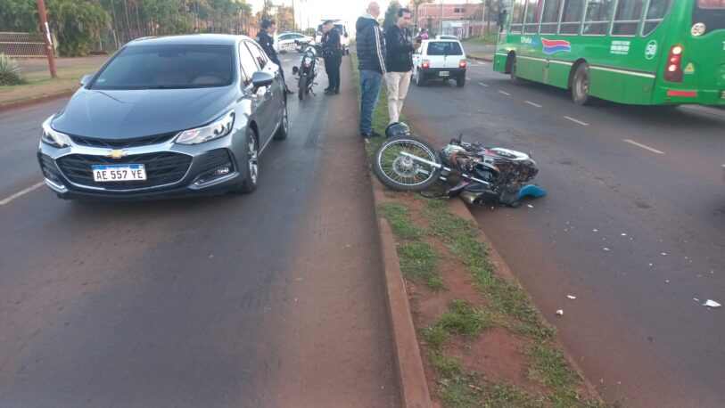 Automovilista esperaba en el semáforo y fue colisionado por una moto