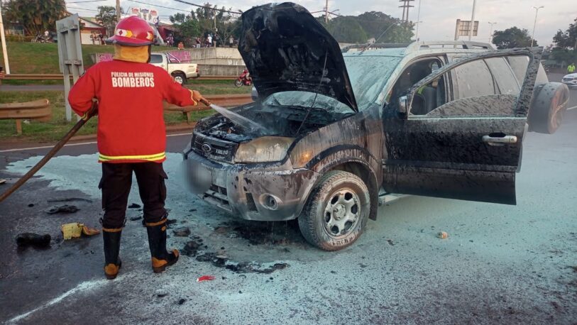 Se incendió un vehículo en la rotonda ex garita de Garupá