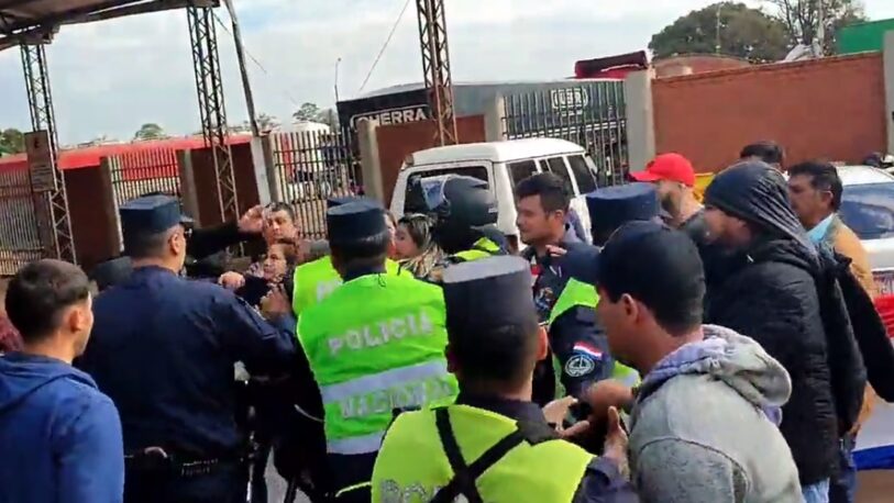 Tensión en Encarnación durante un enfrentamiento entre piqueteros y la Policía Nacional