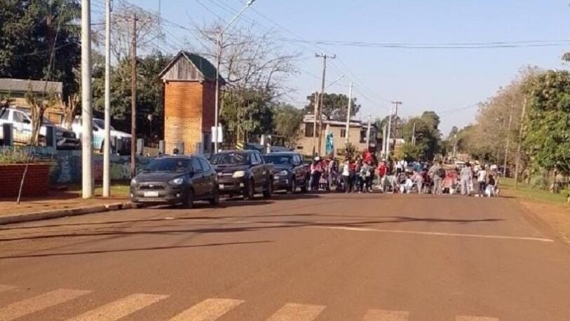 Piqueteros bloquean ingresos a la municipalidad de Campo Viera