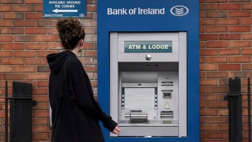 Irlanda: por un problema técnico, un banco permitió a clientes retirar efectivo de más