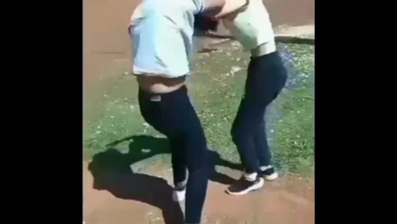 Dos menores protagonizaron una pelea a la salida del colegio