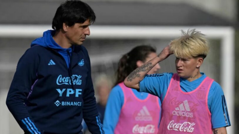 Yamila Rodríguez contra el entrenador de la Selección argentina femenina