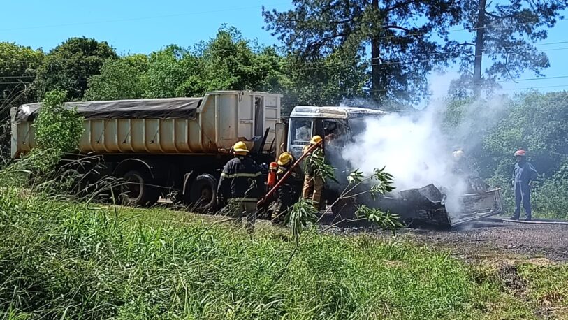 Incendio de camión tipo batea en la ruta 12