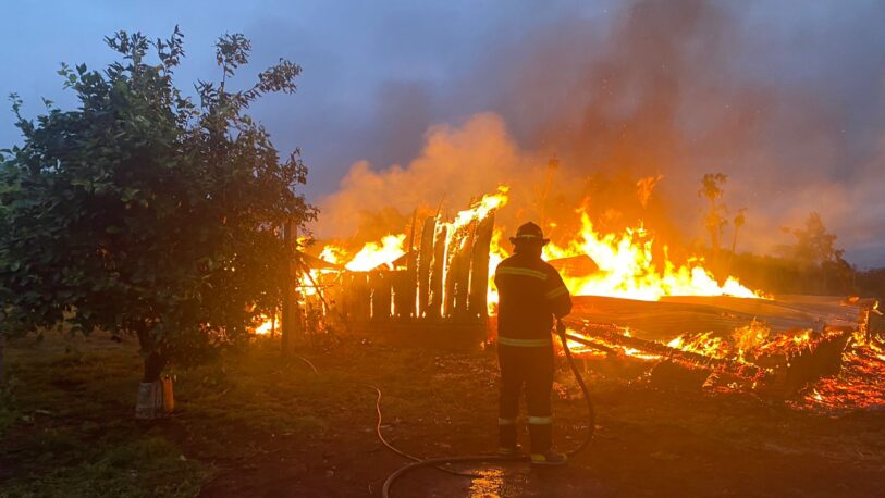 Incendio destruyó un depósito y fábrica de bolsas de lona en Oberá