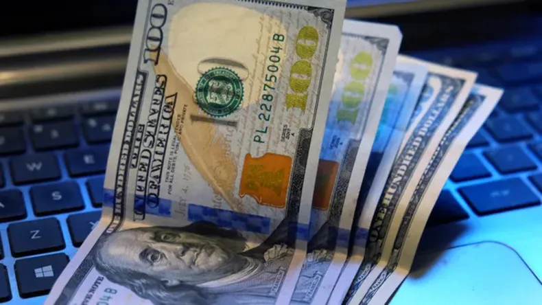 El dólar blue cae un 1,50% y cierra la semana en $985