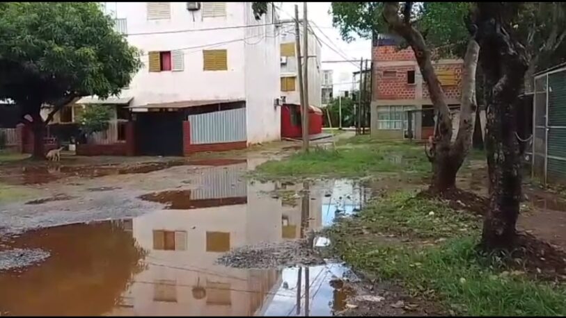 Periodismo ciudadano: vecinos de Villa Cabello preocupados por el desborde de agua en veredas y plazas