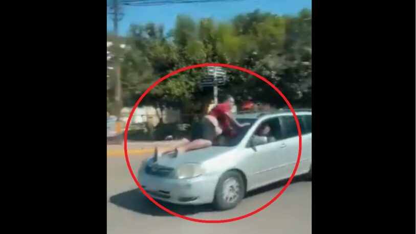 Paraguay: se subió al capot de un auto por evitar la fuga del conductor