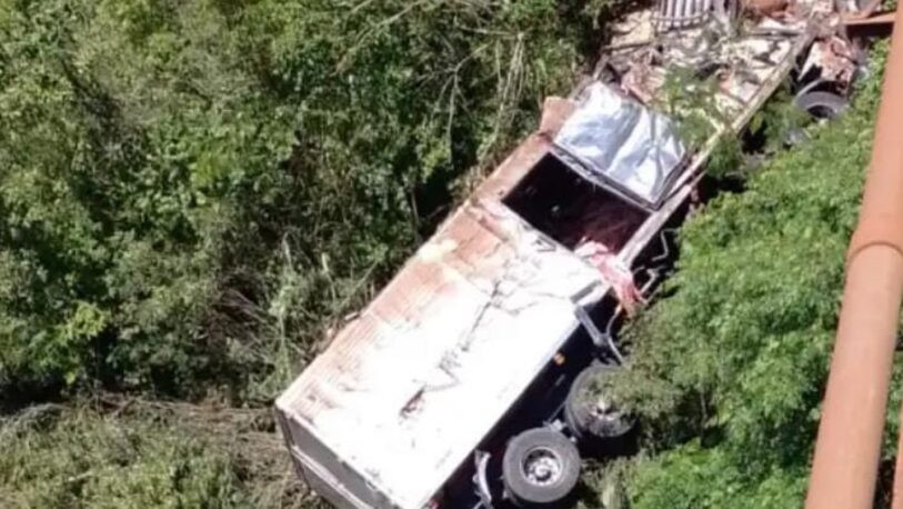 Campo Viera: despiste y vuelco de un camión en el puente del arroyo Yazá
