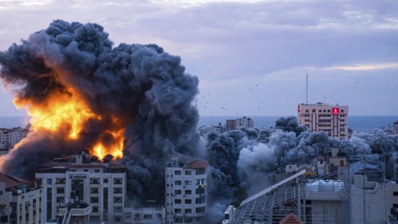 Israel continúa bombardeando Gaza y el número de muertos supera los 15 mil