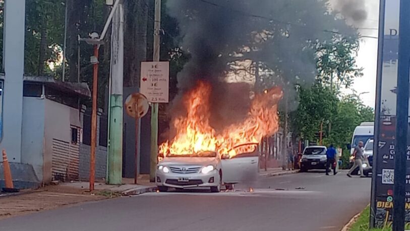 Se incendió un auto en avenida Victoria Aguirre de Iguazú