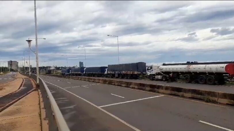 Extensas filas de camiones en el acceso al puente internacional