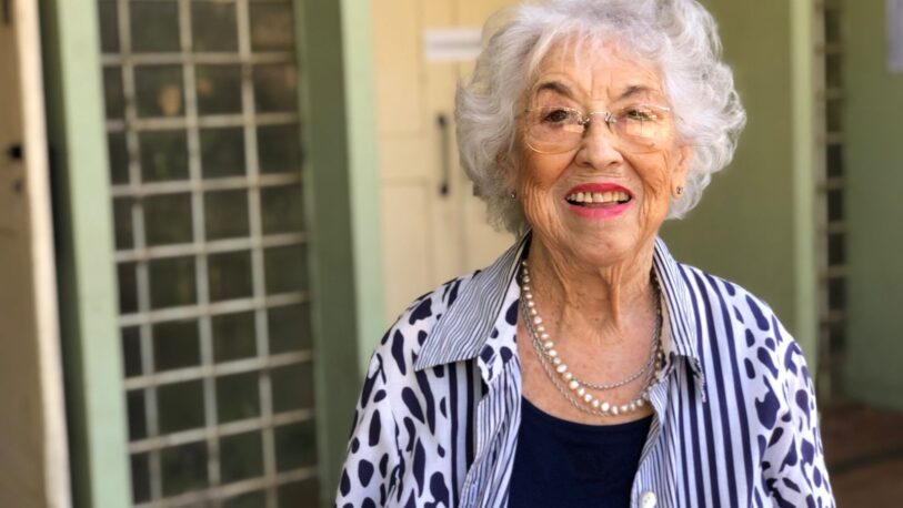 Con más de 80 años, fue a votar con emoción y esperanza