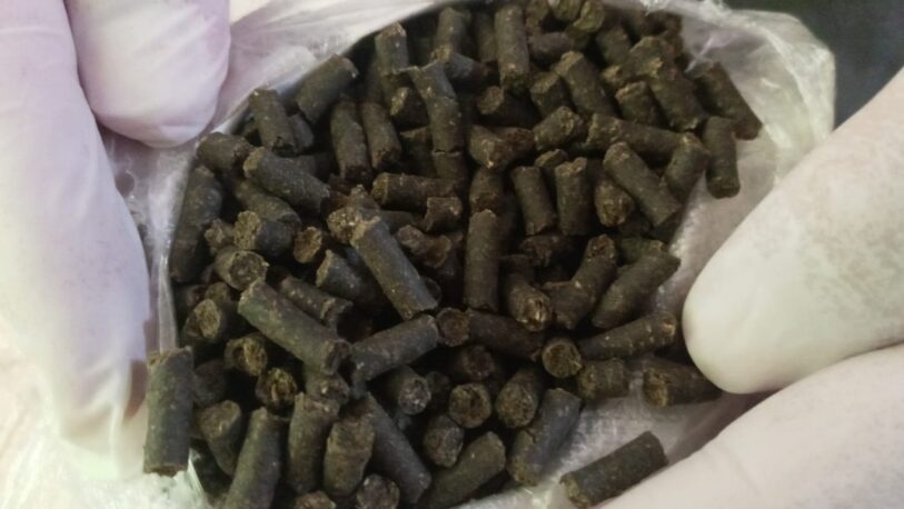 Escondían “pellets” de marihuana en el medio de rollos de tela