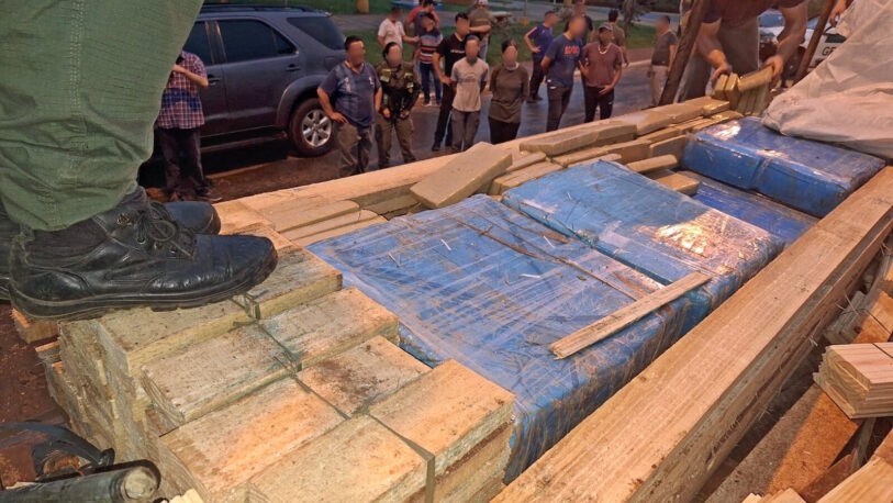 Ocultaron 7 toneladas de droga entre una carga de madera