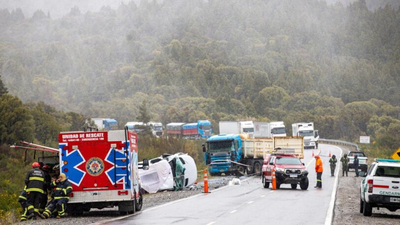 Seis muertos tras un choque entre un camión y una combi en el sur del país