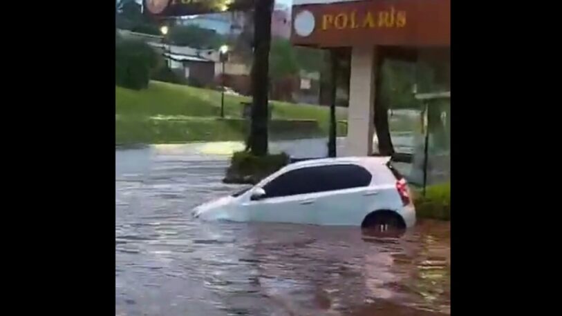 Periodismo ciudadano: impactantes imágenes del agua arrastrando un auto