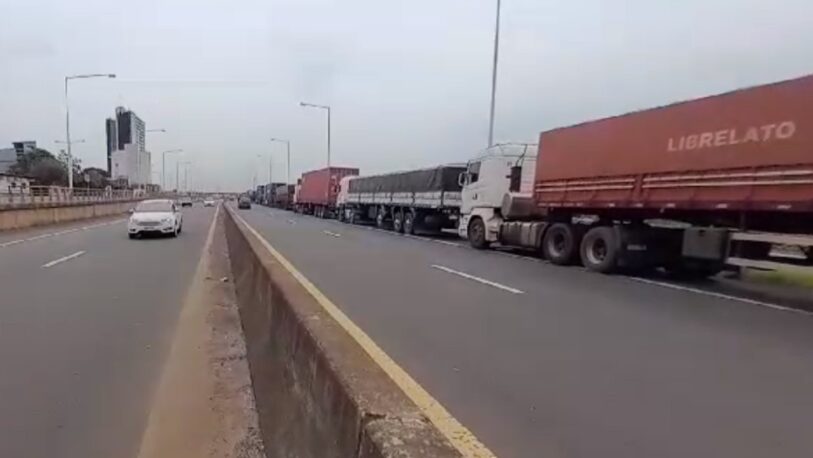 Protesta de camioneros en acceso al puente internacional por demoras