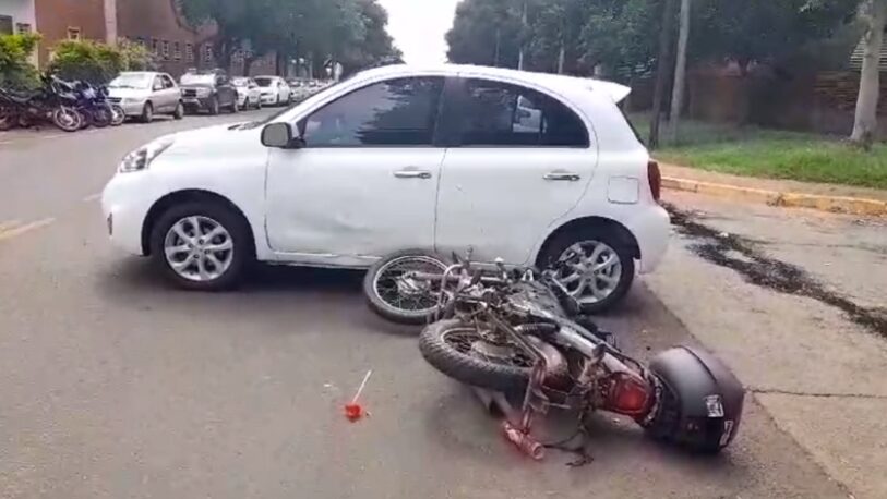 Motociclista herido tras chocar con auto