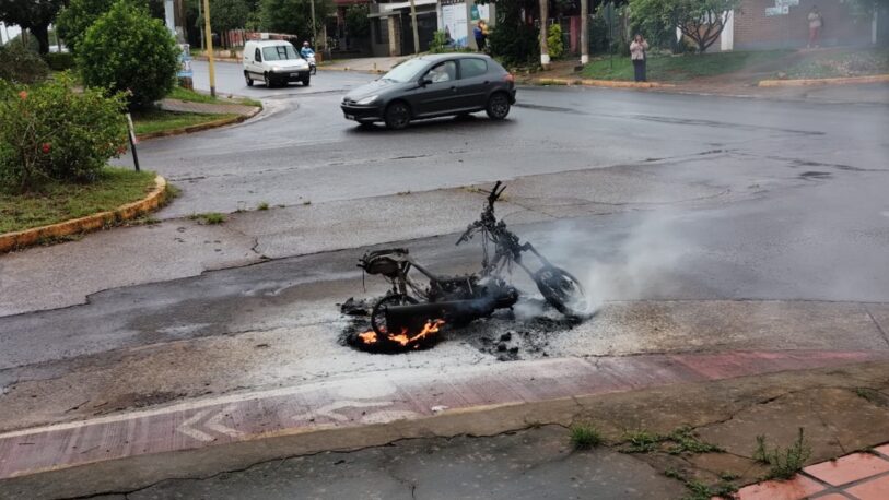 Incendio de una moto en avenidas Tomás Guido y Blas Parera