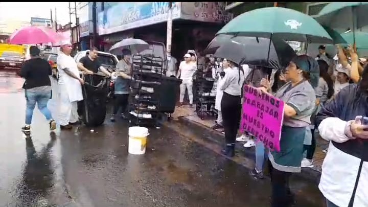 Tras la clausura de una panadería, los empleados realizaron una protesta