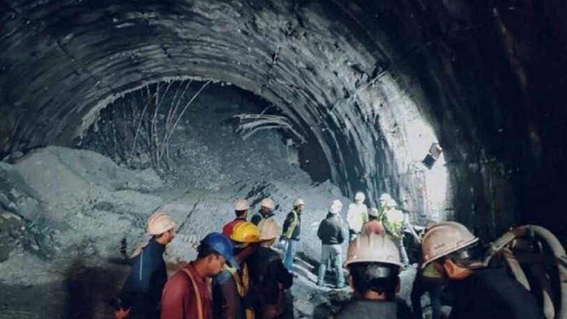 Unos 40 obreros quedaron atrapados tras derrumbarse un túnel en la India