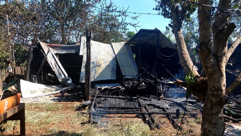 Bº Cruz del Sur: una vivienda familiar consumida por las llamas