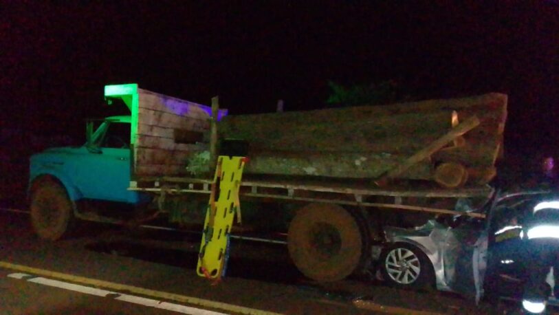 Dos de Mayo: un auto chocó un camión cargado con rollos de madera