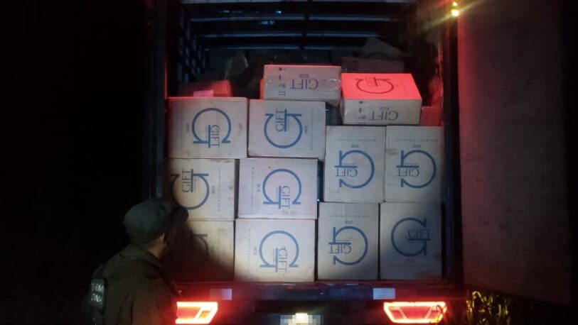 Encuentran camión robado cargado con más de 200 mil paquetes de cigarrillos