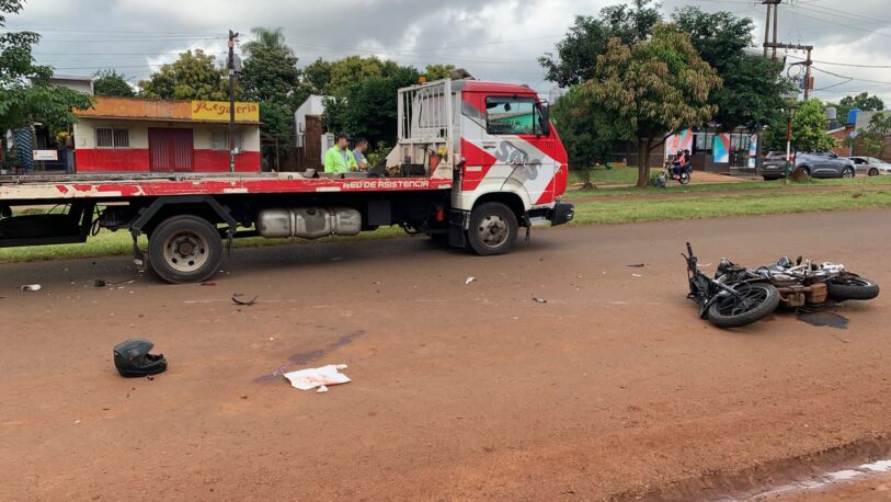Garupá: motociclista herido al chocar con un camión grúa
