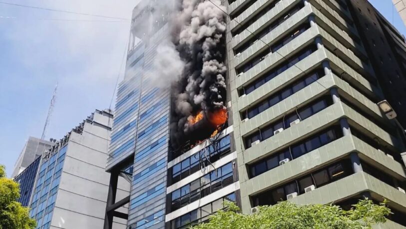 Explosión y fuego en el edificio lindante al Ministerio de Trabajo de la Nación