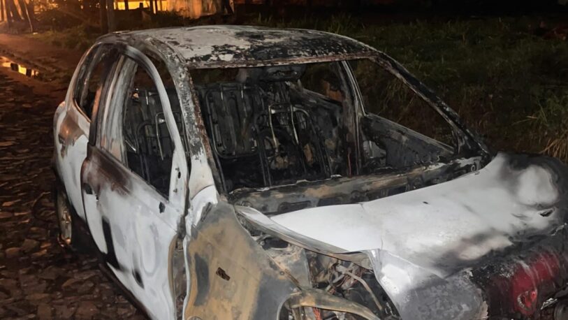 Incendio de automóvil en Puerto Iguazú dejó a dos personas gravemente heridas