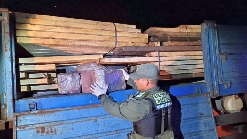 Escondían más de 130 kilos de droga entre una carga de madera
