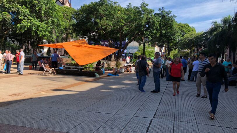 Retirados de la Policía y del Servicio Penitenciario acamparon en Plaza 9 de Julio