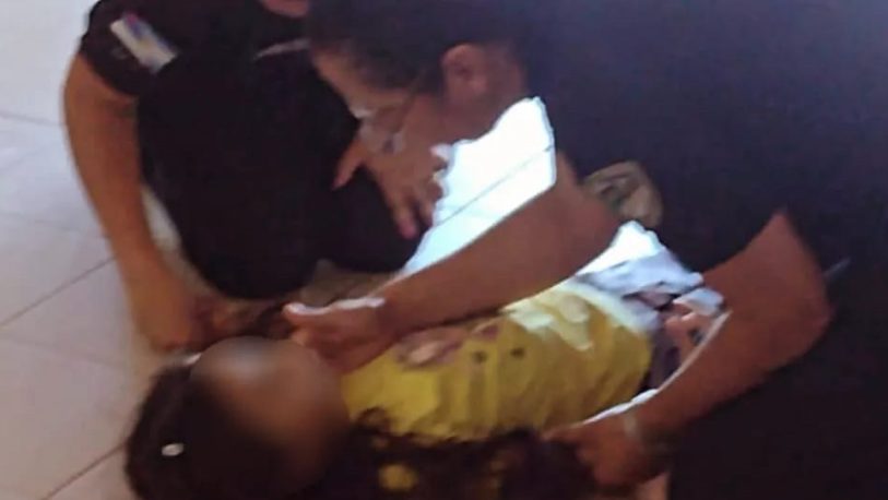 Mujeres policías reanimaron a una niña con maniobras de RCP