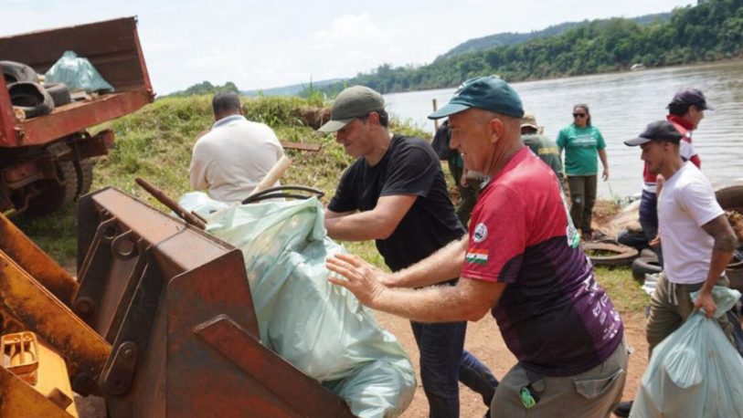 Retiraron más de tres toneladas de basura del río Uruguay