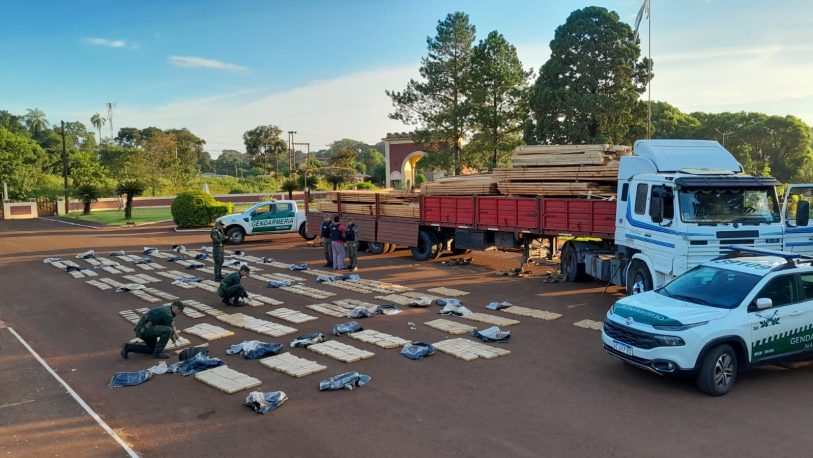 Camión ocultaba más de 700 kilos de marihuana entre tablas de madera