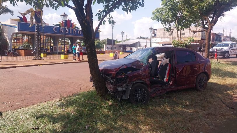 Cinco heridos en un choque entre un auto y un colectivo en Jardín América