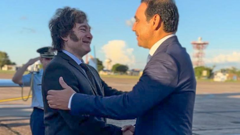 El presidente Milei llegó a Corrientes y fue recibido por el Gobernador Valdés
