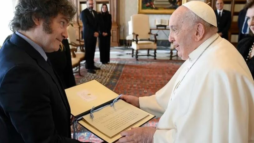 Los regalos que intercambiaron Javier Milei y el papa Francisco en el Vaticano