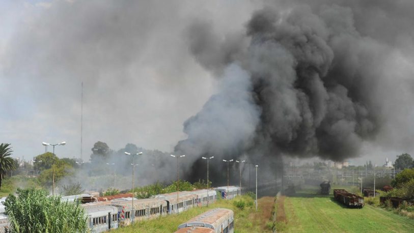 Se quemaron seis vagones en desuso del tren Roca en Buenos Aires