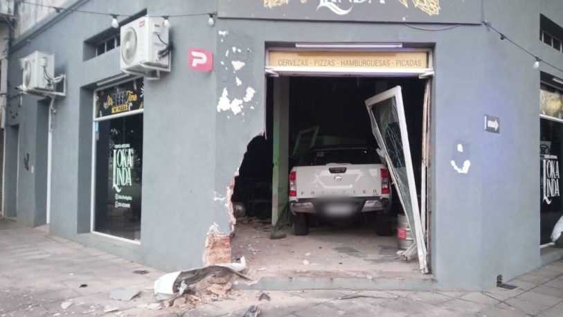 Una camioneta despistó y se incrustó en un comercio de avenida Uruguay