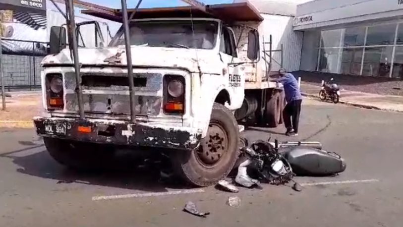 Motociclista herido al chocar con un camión en avenida Uruguay