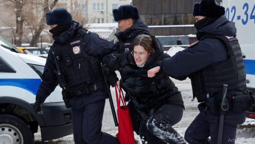 Más de 400 personas fueron detenidas en Rusia por homenajear a Navalni