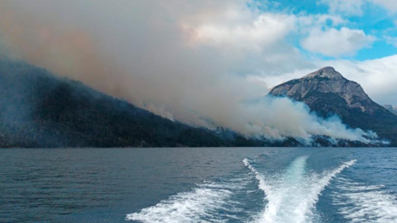 Por un incendio forestal cerraron senderos y circuitos en el Parque Nacional Nahuel Huapi