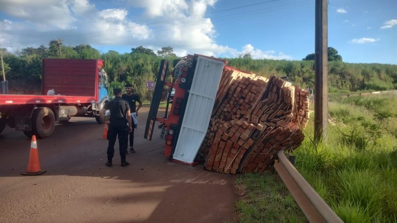 Camión cargado de madera despistó en la Ruta Nacional 14