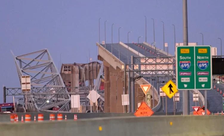 Un puente se desplomó tras ser impactado por un barco en Estados Unidos